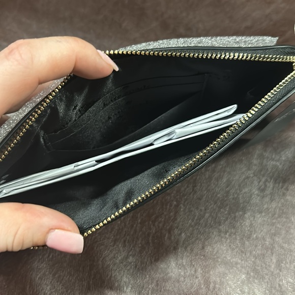 Kate spade wristlet - Picture 4 of 4